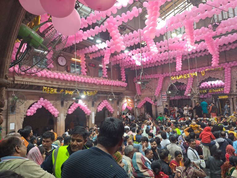 Inside view of banke bihari mandir