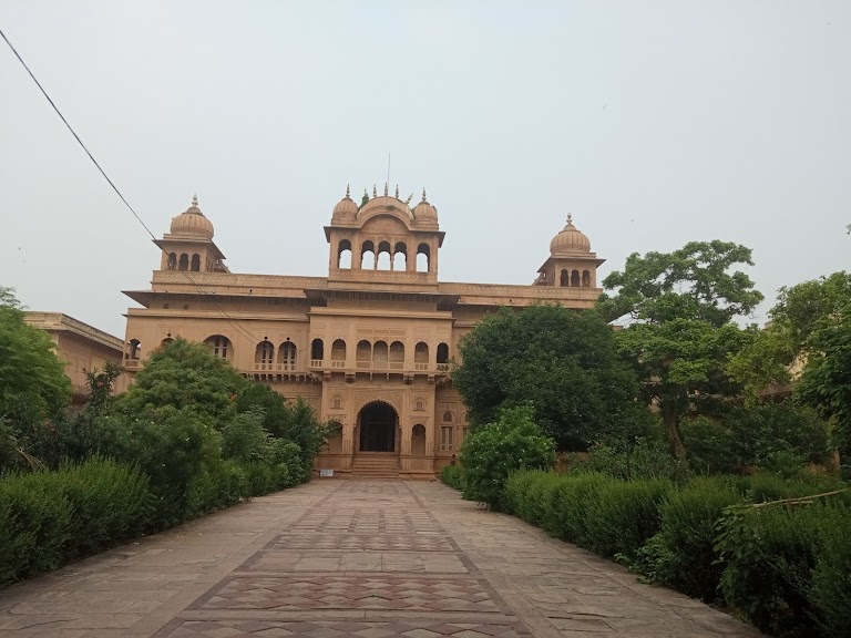 front photo of jaipur temple vrindavan