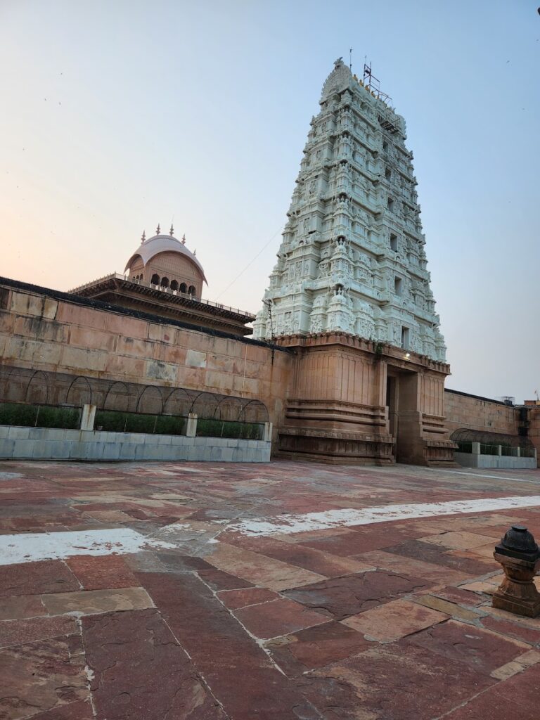 outside view of rang ji mandir vrindavan