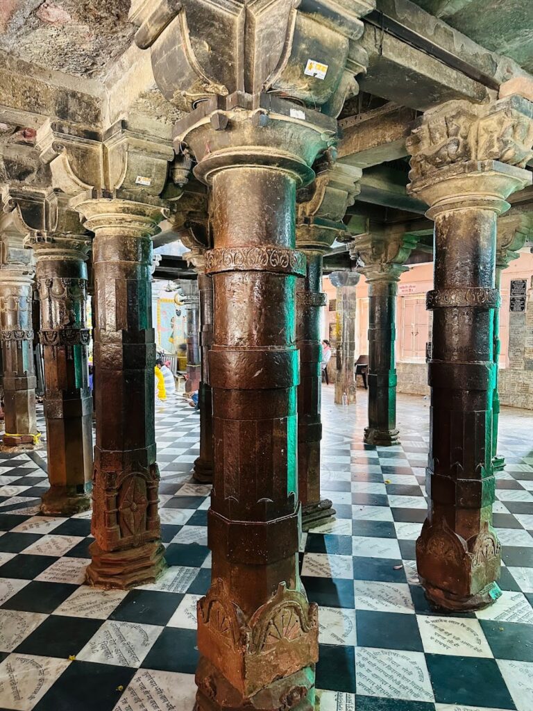 pillars in chaurasi khamba