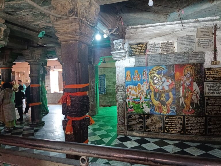 inside chaurasi khamba temple mahavan