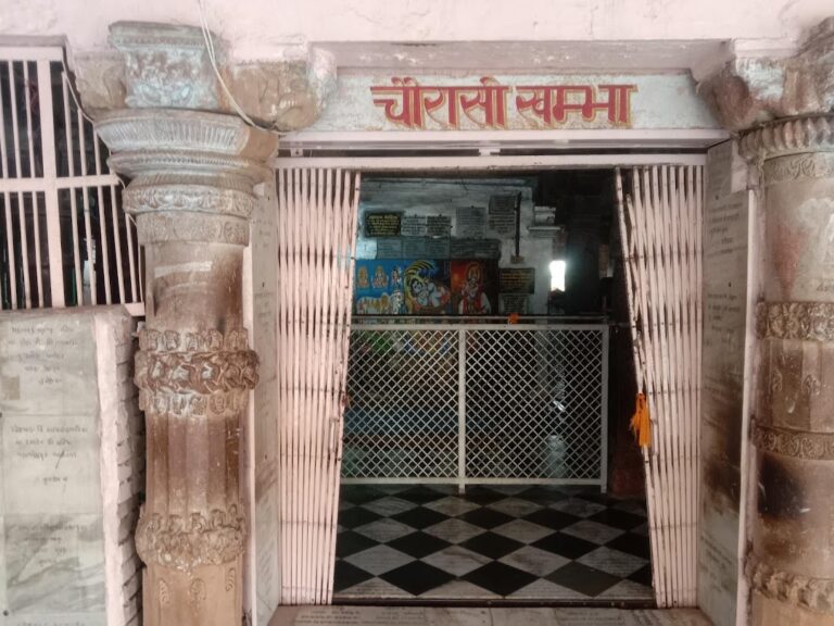 main gate of chaurasi khamba temple mahavan